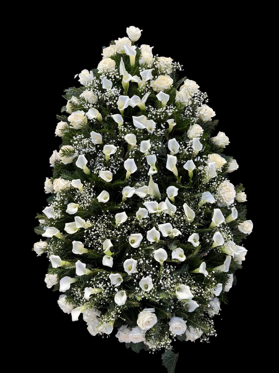 Coroână funerară cu cale albe, trandafiri albi și gypsophila pe stativ