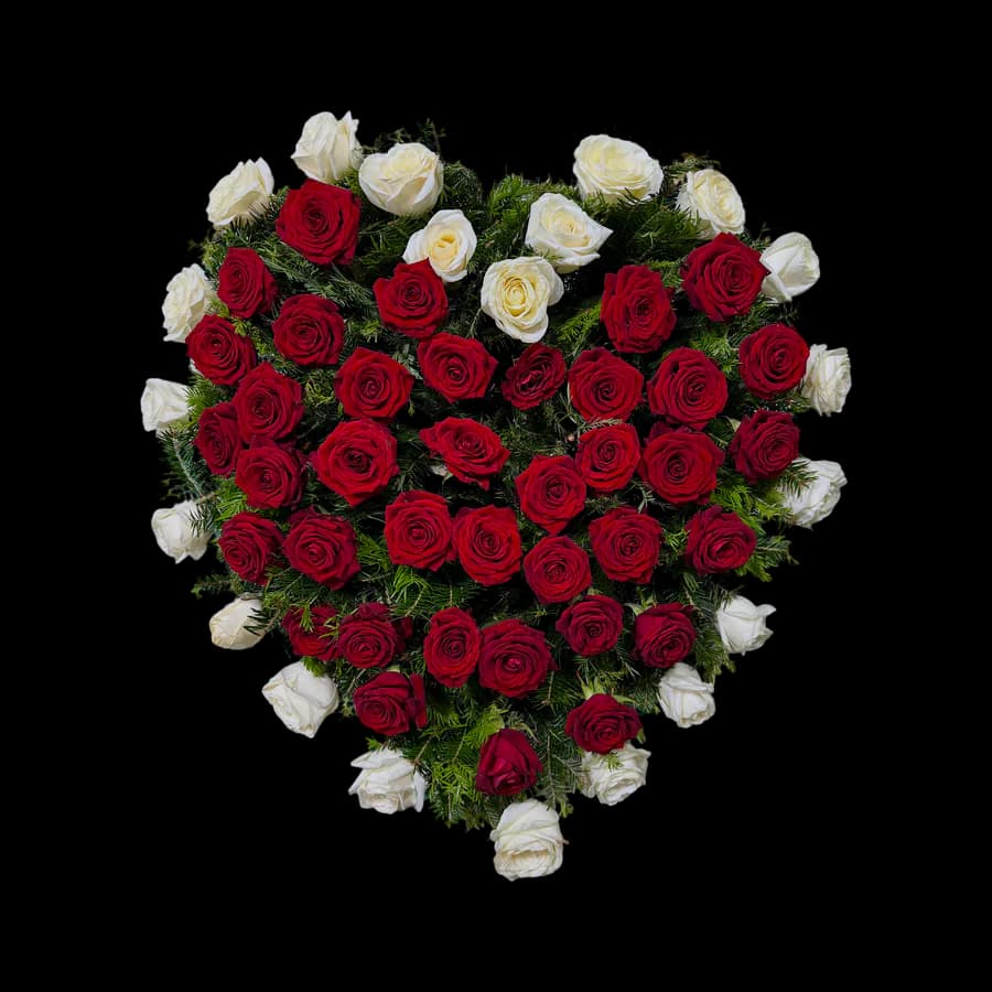Aranjament funerar în formă de inimă cu trandafiri roșii și albi